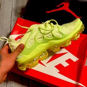 They are brand new and bearly worn comes with the box. Dm me 100$ each No Obo